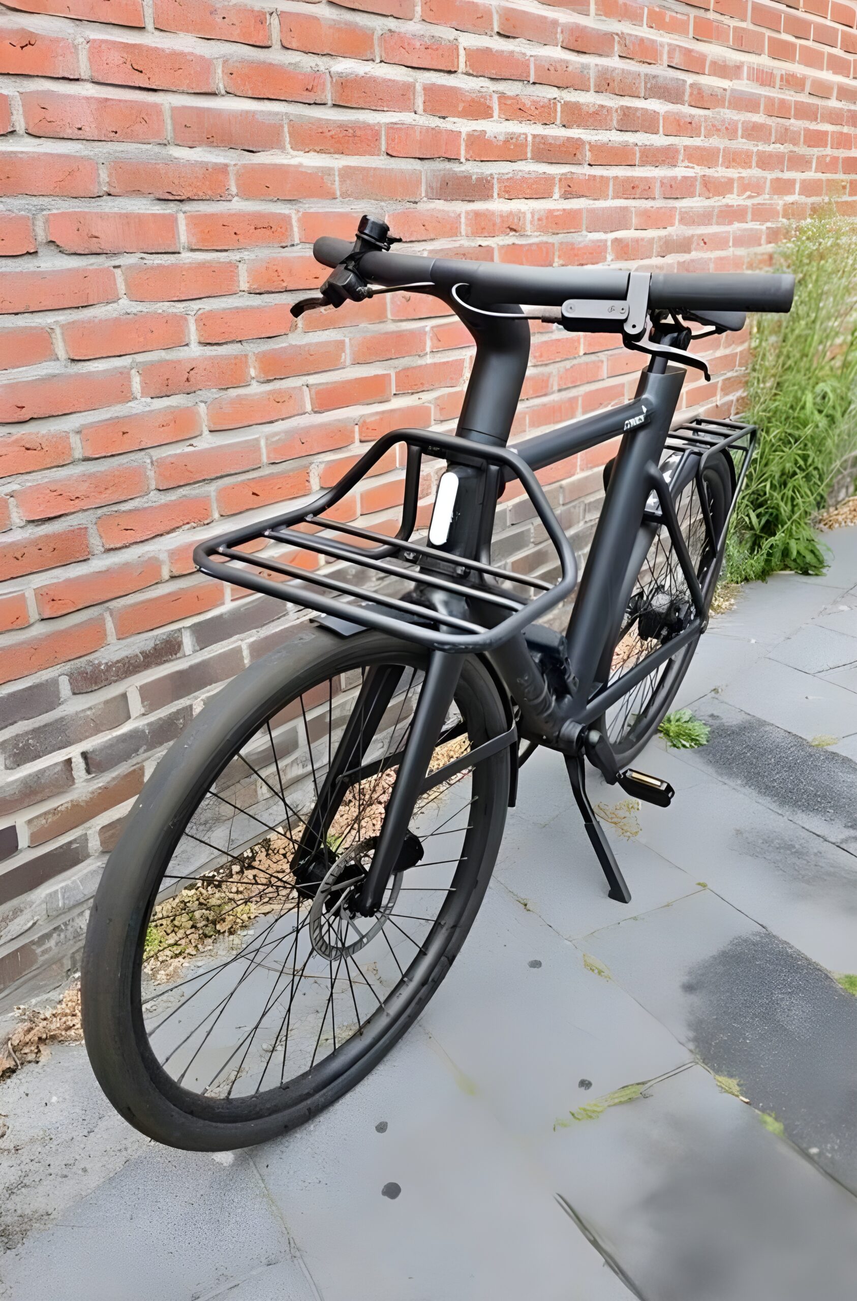 Vélo électrique devant la porte