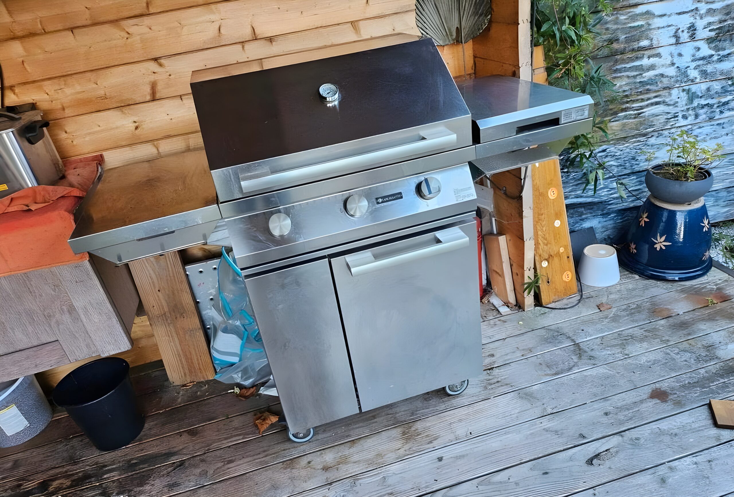 Barbecue à gaz dans le jardin