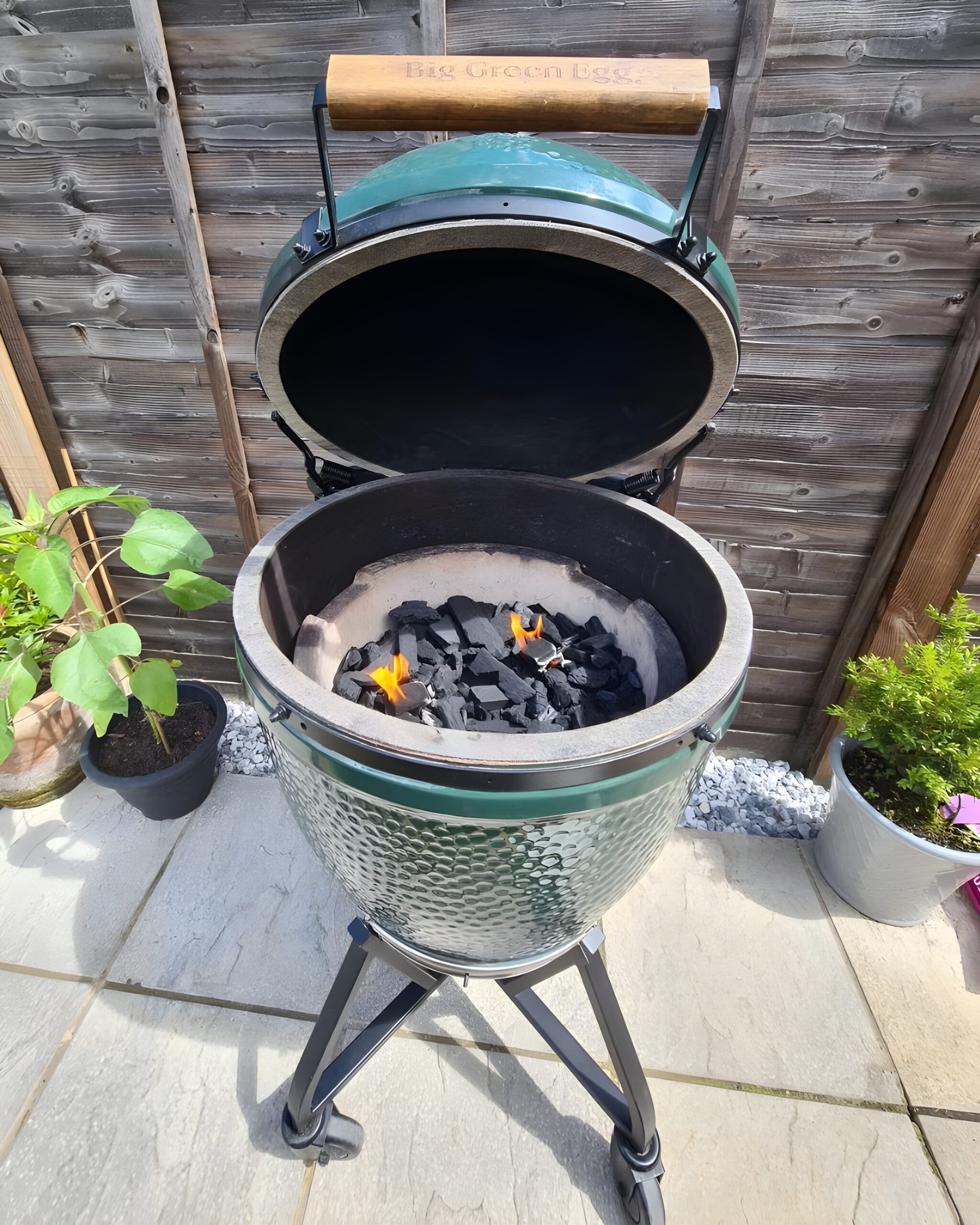 Big Green Egg sur terrasse